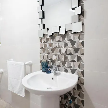 Homestay F5 2, Private Two Single Beds Shared Bathroom In Shared Flat *