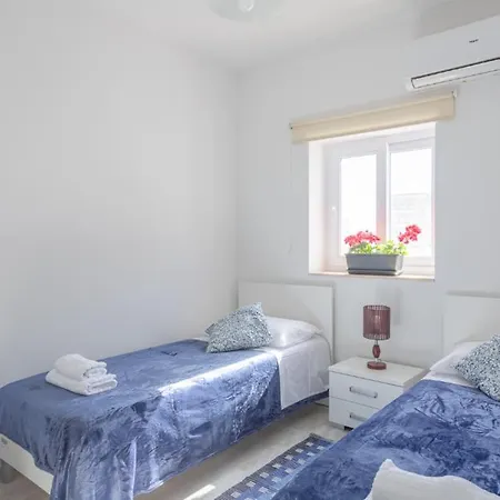 F5 2, Private Two Single Beds Shared Bathroom In Shared Flat * Msida