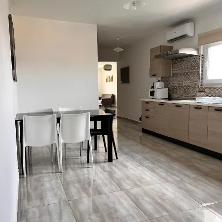 F5 2, Private Two Single Beds Shared Bathroom In Shared Flat ホームステイ