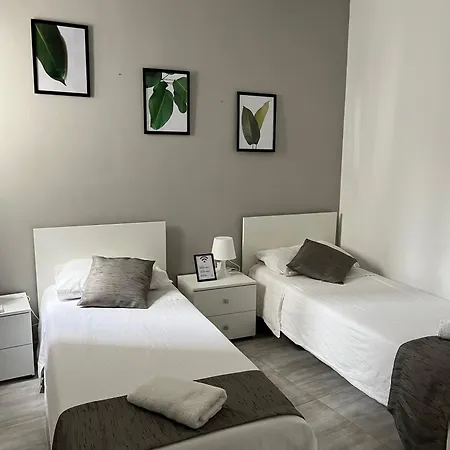 ホームステイ F5 2, Private Two Single Beds Shared Bathroom In Shared Flat ムサイダ