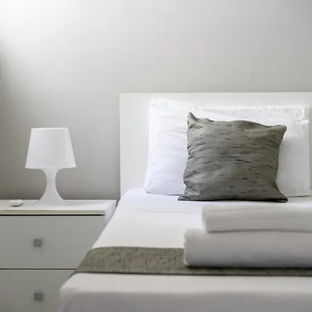 F5 2, Private Two Single Beds Shared Bathroom In Shared Flat ホームステイ