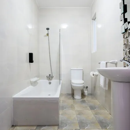 F5 2, Private Two Single Beds Shared Bathroom In Shared Flat *