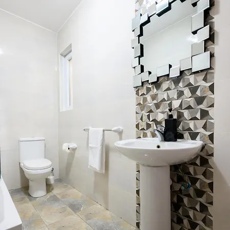 F5 2, Private Two Single Beds Shared Bathroom In Shared Flat ホームステイ ムサイダ