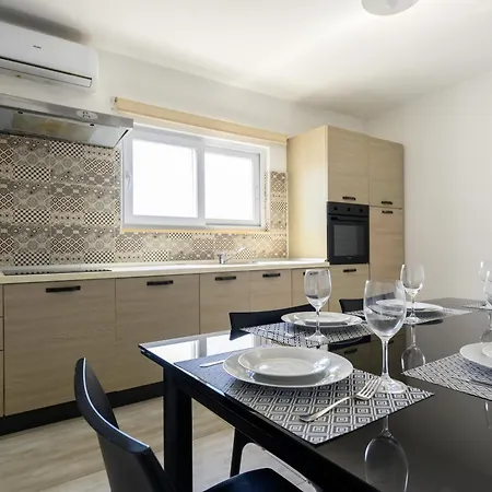 F5 2, Private Two Single Beds Shared Bathroom In Shared Flat ホームステイ ムサイダ